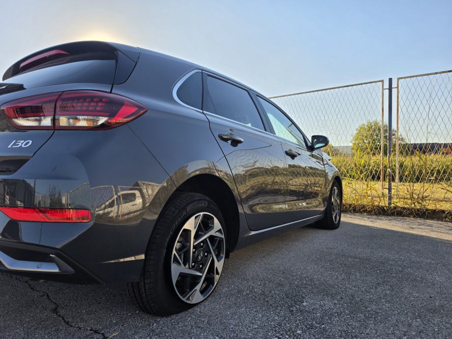 Hyundai i30 1,0 T-GDI automatik*KARAMBOL*, fotografija 5