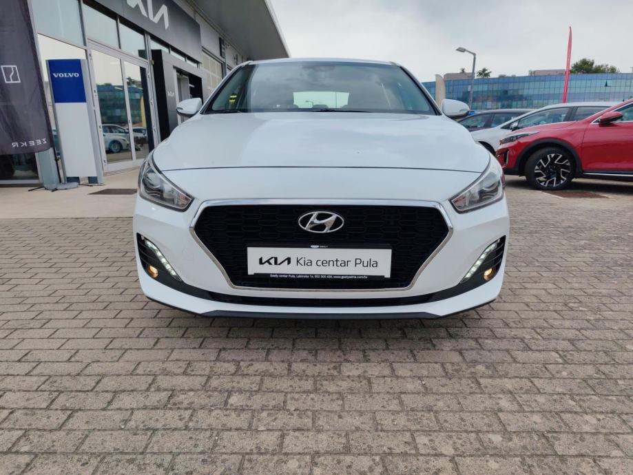 Hyundai i30 1.4 T-GDI 140ks, nove gume, upravo napravljen servis, URED, fotografija 2
