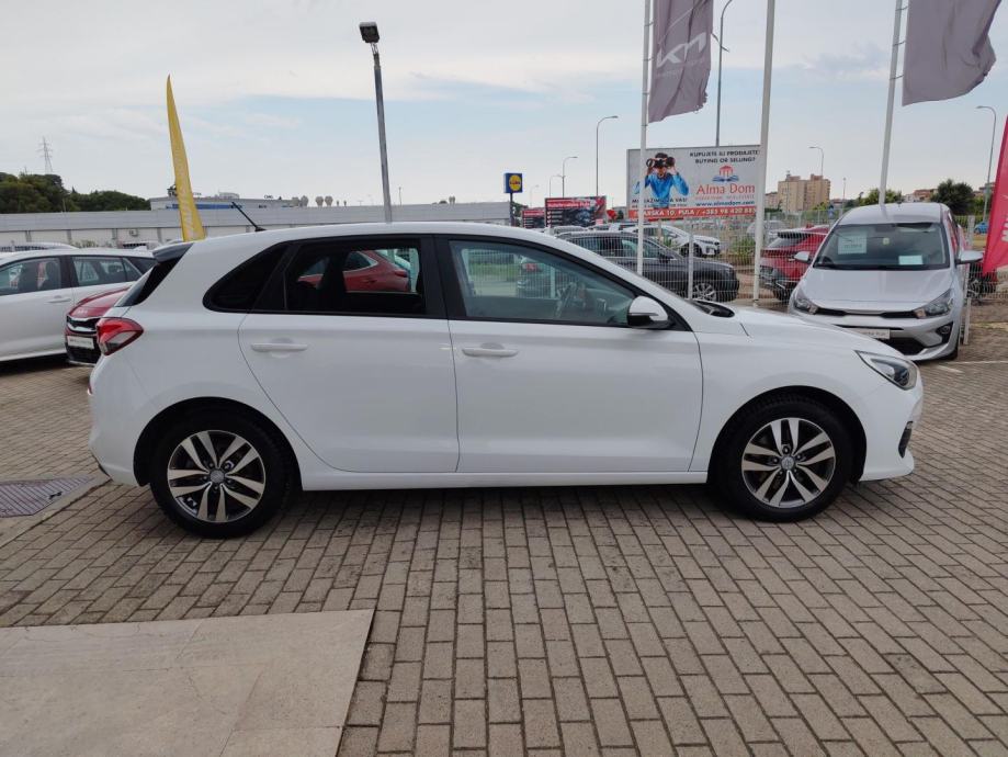 Hyundai i30 1.4 T-GDI 140ks, nove gume, upravo napravljen servis, URED, fotografija 6