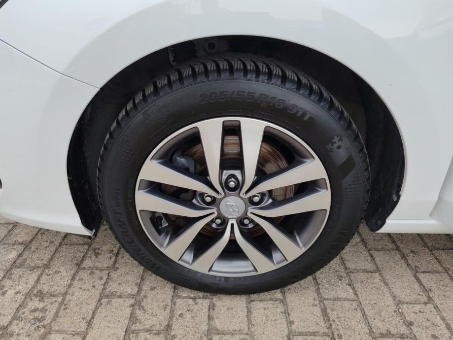 Hyundai i30 1.4 T-GDI 140ks, nove gume, upravo napravljen servis, URED, fotografija 8