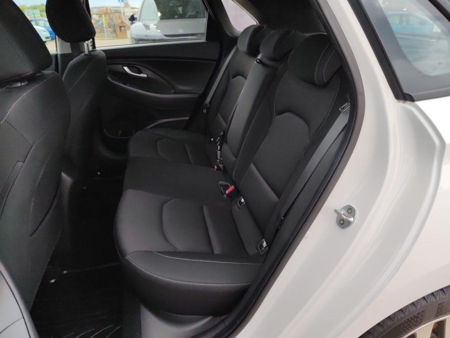 Hyundai i30 1.4 T-GDI 140ks, nove gume, upravo napravljen servis, URED, fotografija 10