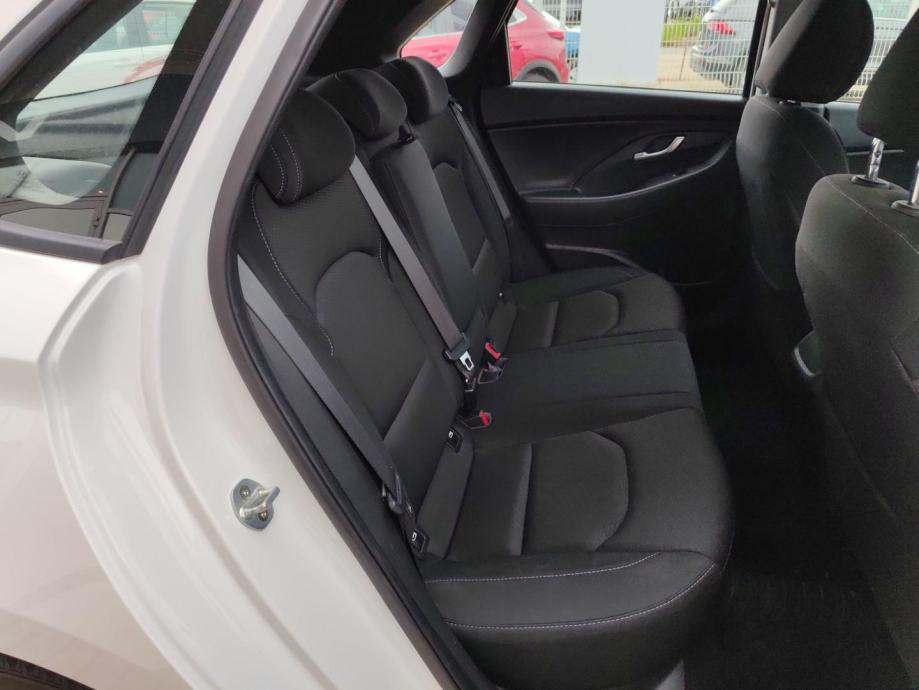 Hyundai i30 1.4 T-GDI 140ks, nove gume, upravo napravljen servis, URED, fotografija 12