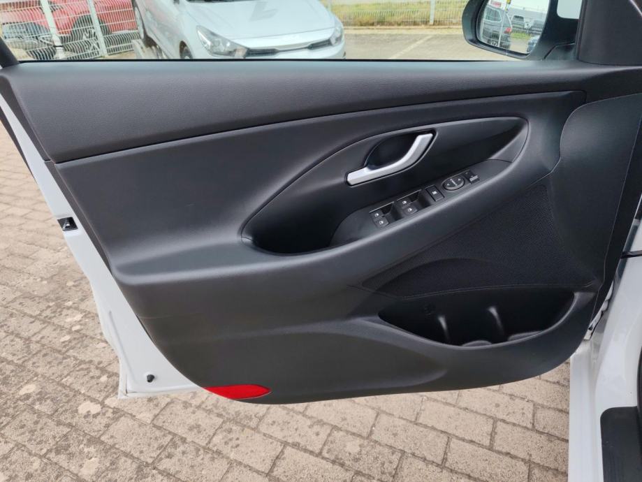 Hyundai i30 1.4 T-GDI 140ks, nove gume, upravo napravljen servis, URED, fotografija 13