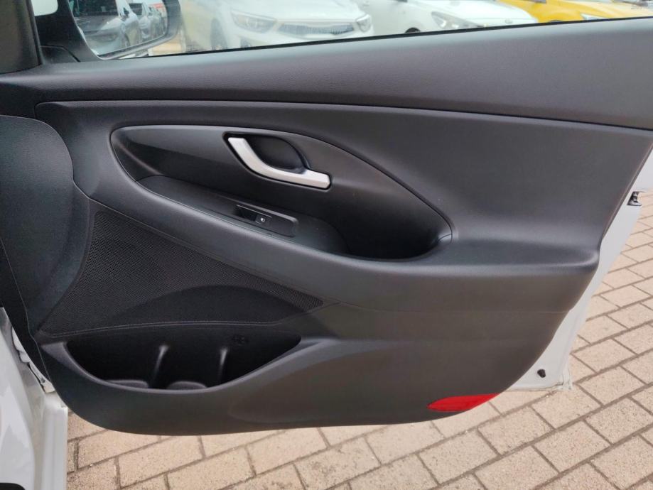 Hyundai i30 1.4 T-GDI 140ks, nove gume, upravo napravljen servis, URED, fotografija 14