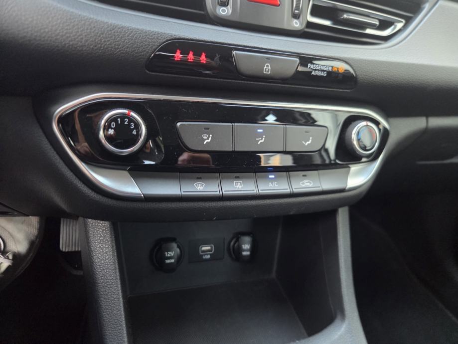 Hyundai i30 1,6 CRDi automatik STYLE NIJE UVOZ, fotografija 4