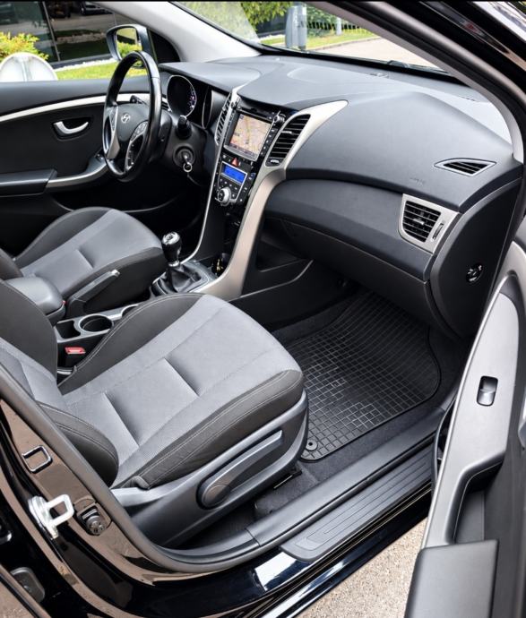 Hyundai i30 1,6 CRDi, kamera, navigacija. Ful. kao NOV,, fotografija 14