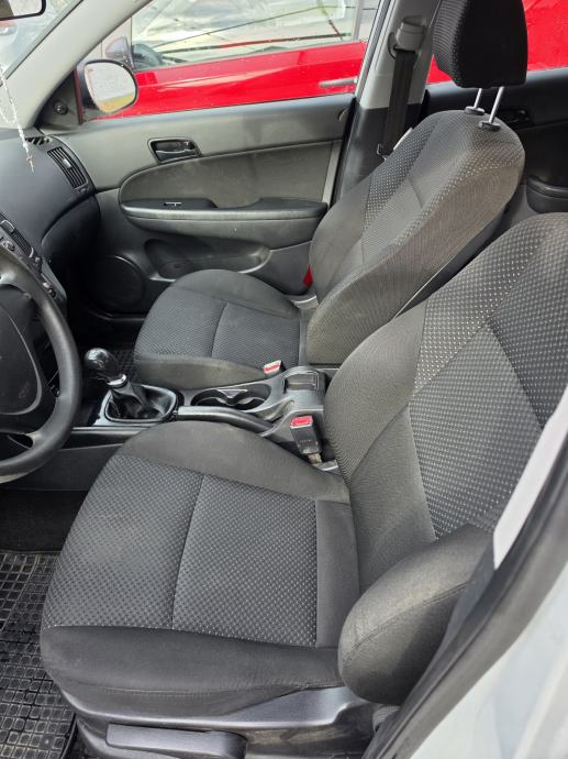 HYUNDAI i30 1,6 CRDi REG; 04/27 KLIMA SERVO ALU FELGE ITD., fotografija 8