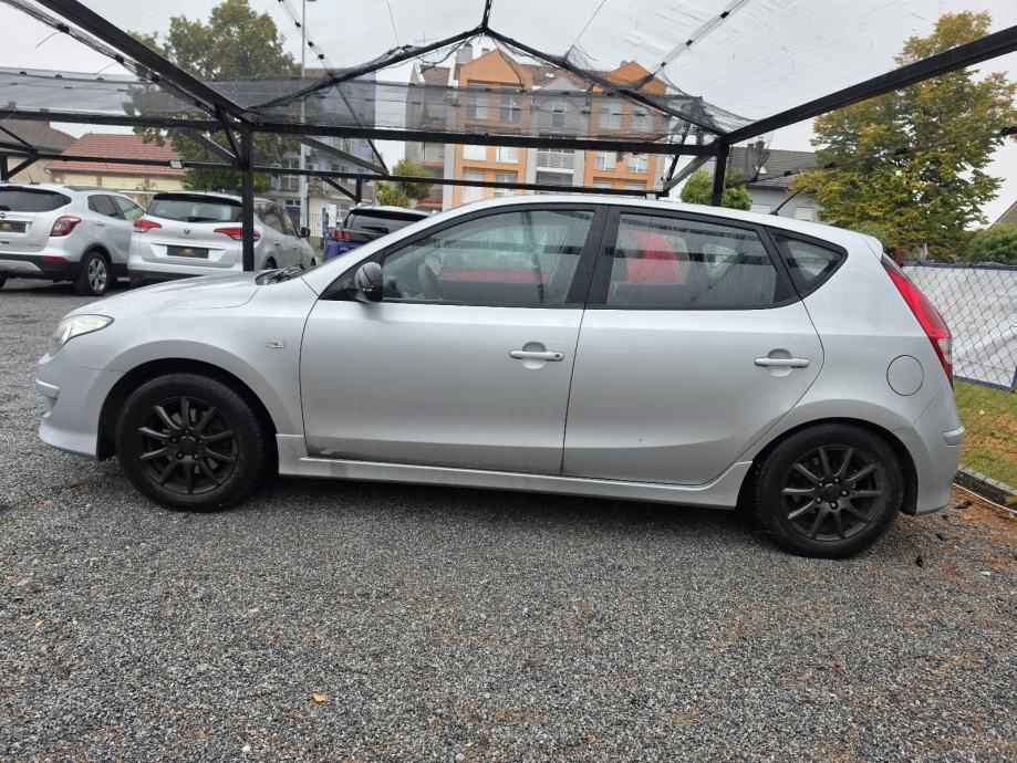 HYUNDAI i30 1,6 CRDi REG; 04/27 KLIMA SERVO ALU FELGE ITD., pogled izvana - slika 4
