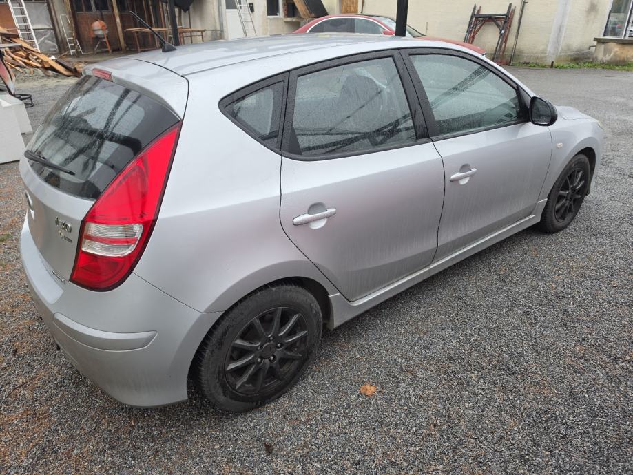 HYUNDAI i30 1,6 CRDi REG; 04/27 KLIMA SERVO ALU FELGE ITD., fotografija 7