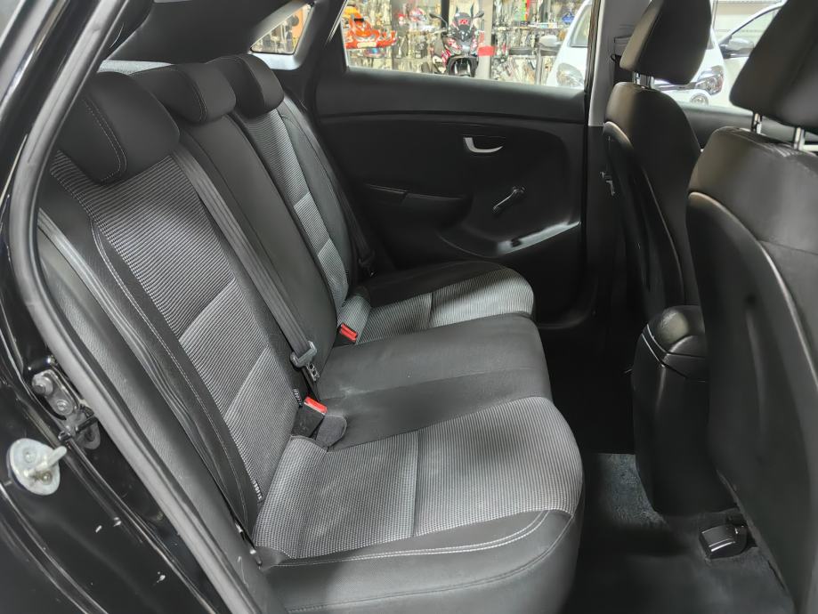 HYUNDAI i30 1.6 CRDi *2014.god *198.Tkm SERISNA*JAMSTVO*VELIKI SERVIS*, fotografija 19