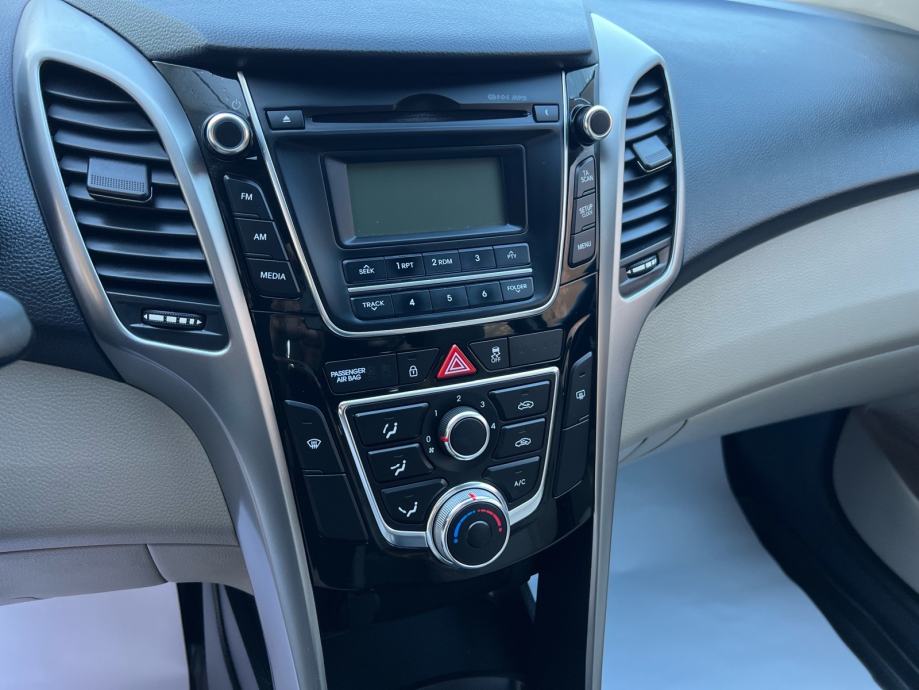 ** HYUNDAI I30 CW ** BLUE DRIVE ** 137.000 KM ** REG 1 GOD ** LED **, fotografija 14