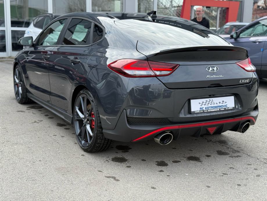 Support Décoratif "Hyundai I30 N Fastback" En Plastique Noir - Idéal Cadeau Pour Passionnés D'auto