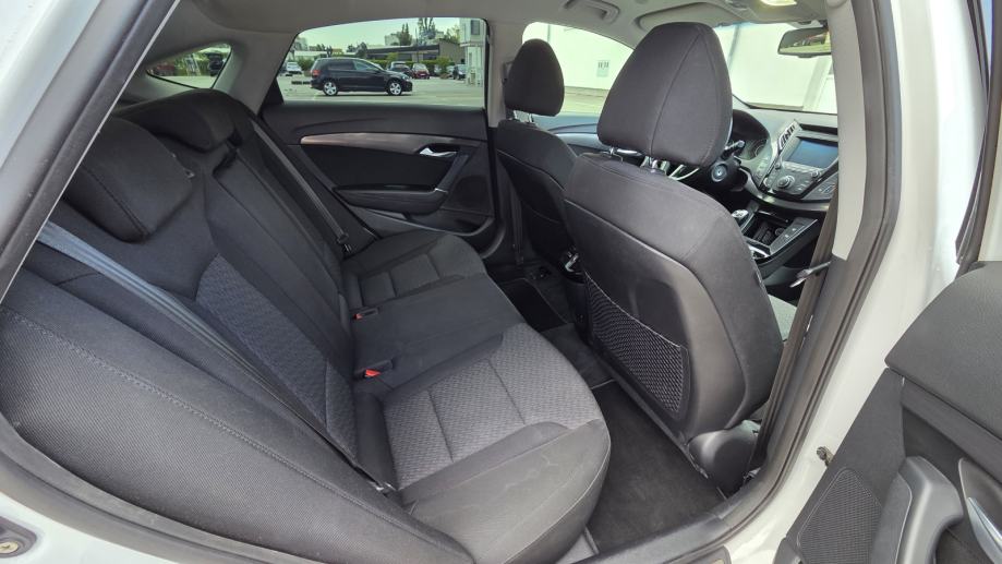 Hyundai i40 1,7, fotografija 12