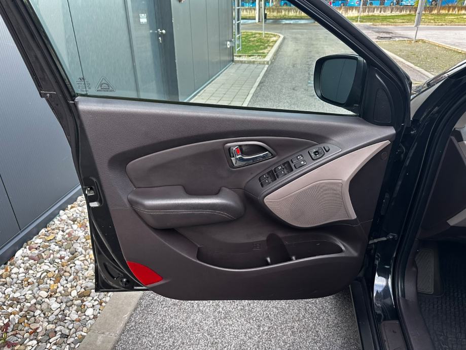Hyundai ix35 2,0 GLS 4WD Automatik*Hr.Auto*Kamera*Koža*Odlično stanje*, fotografija 9