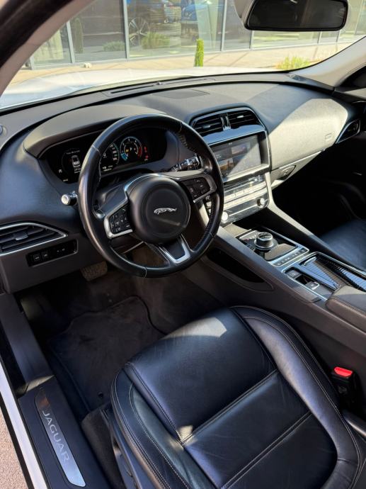 Jaguar F-Pace 2.0 D, fotografija 13