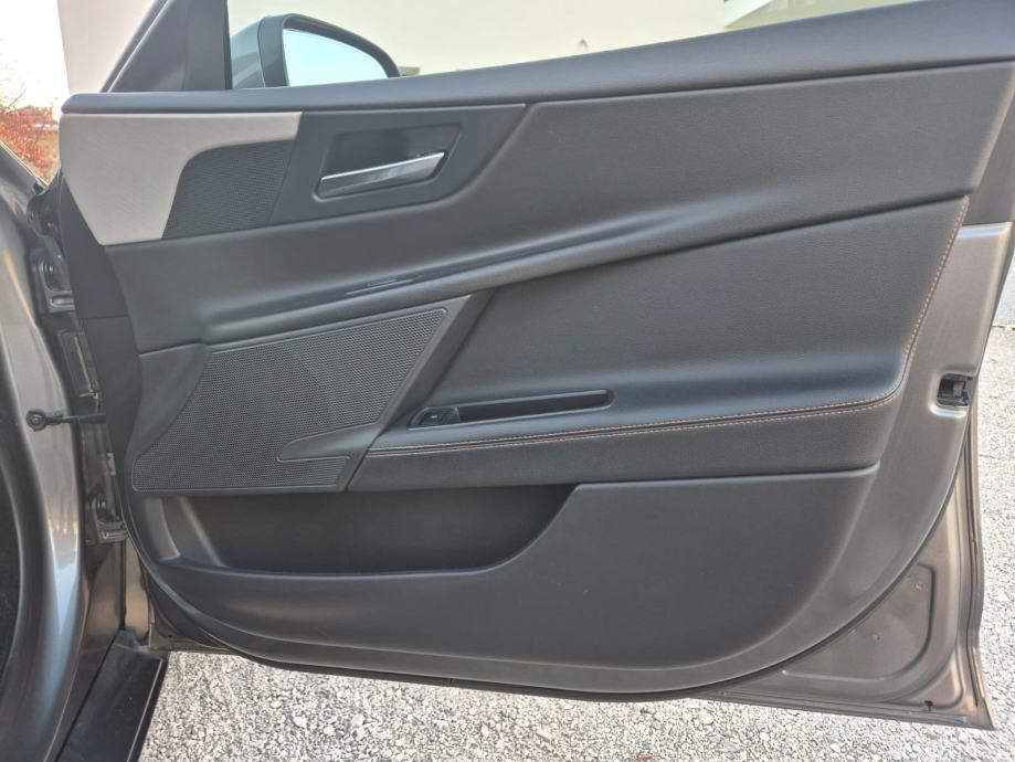 Jaguar XE 2.0D Prestige 180ks / 8AT / 2017 / REG 07/2027 / NOVI LANAC, fotografija 8