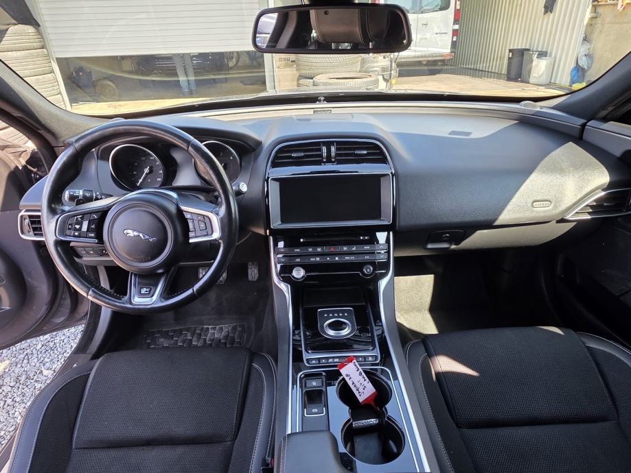 Jaguar XE 2.0 D R-Sport automatik, LED, kamera, 19”, fotografija 9