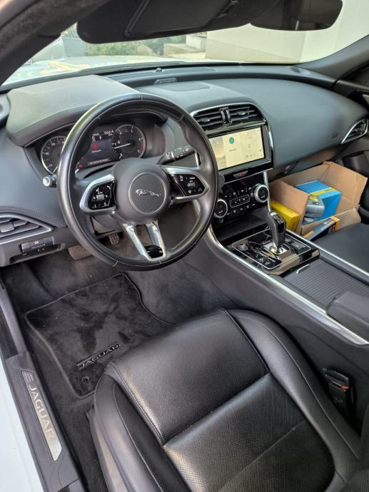 Jaguar XE 2,0, fotografija 11