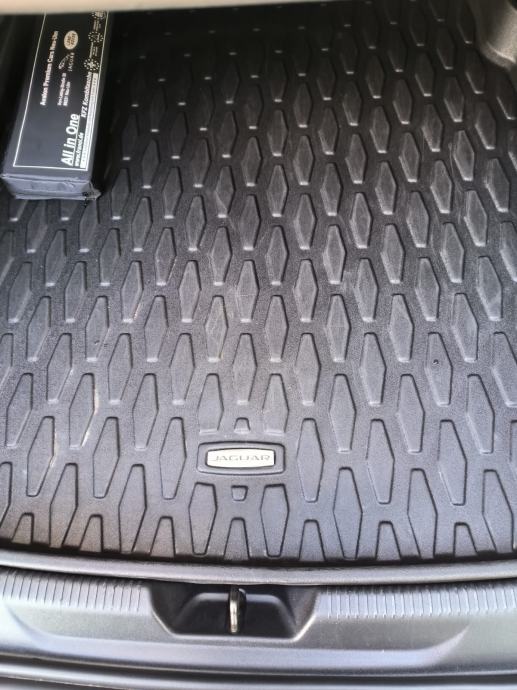 Jaguar XE 2,0, fotografija 10