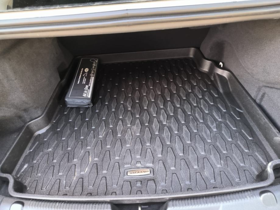 Jaguar XE 2,0, fotografija 13