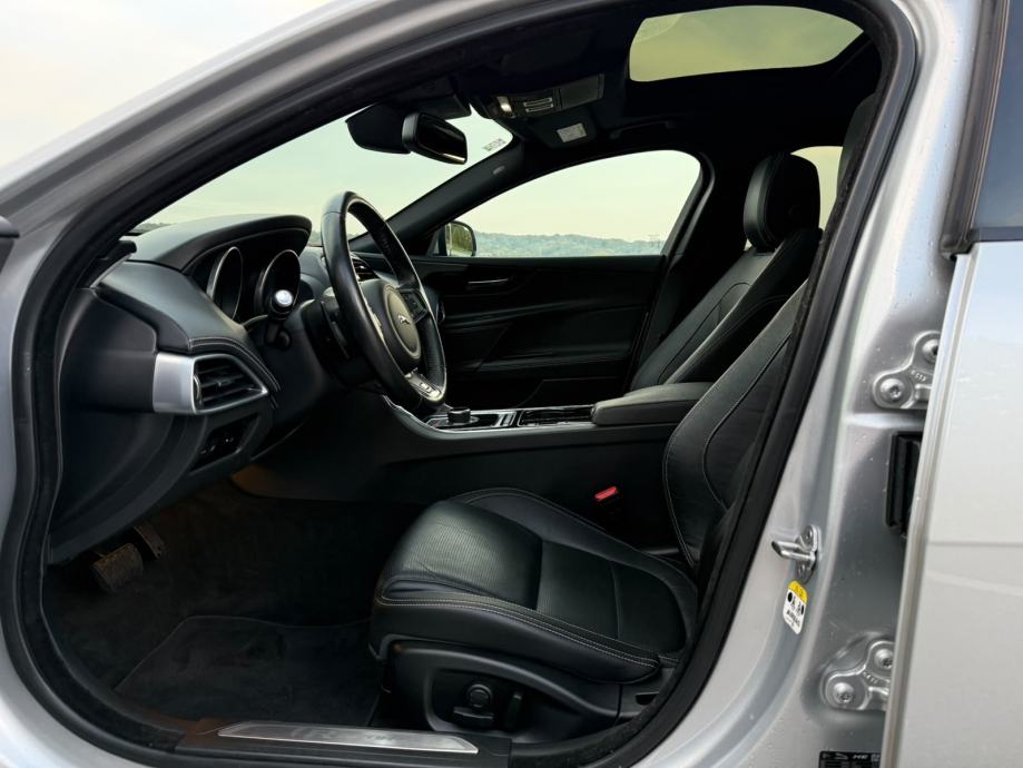 Jaguar XE 2.0D AWD,R SPORT,Panorama,Automatik,Meridian,Kamera,Koža, fotografija 9