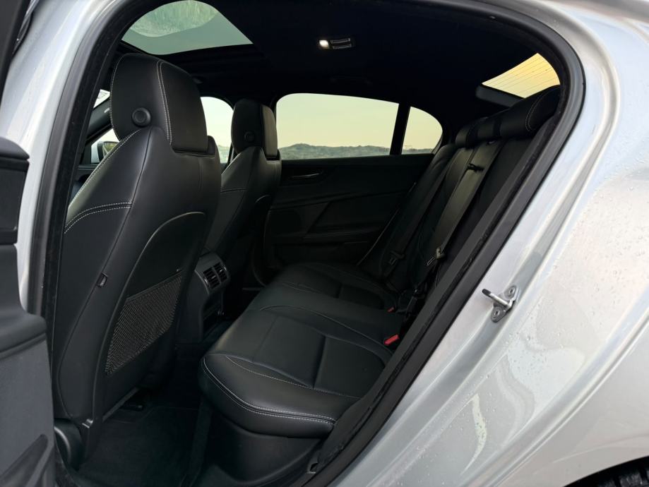 Jaguar XE 2.0D AWD,R SPORT,Panorama,Automatik,Meridian,Kamera,Koža, fotografija 17