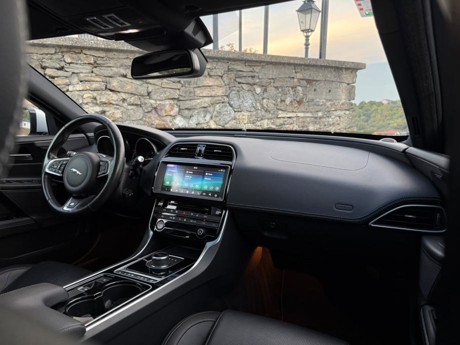 Jaguar XE 2.0D AWD,R SPORT,Panorama,Automatik,Meridian,Kamera,Koža, fotografija 13