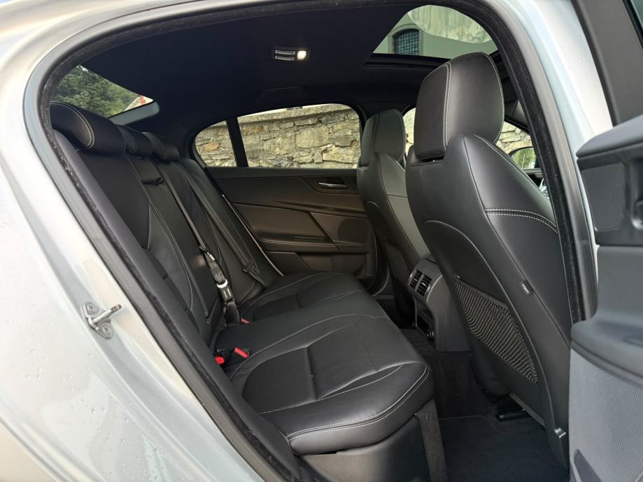 Jaguar XE 2.0D AWD,R SPORT,Panorama,Automatik,Meridian,Kamera,Koža, fotografija 18