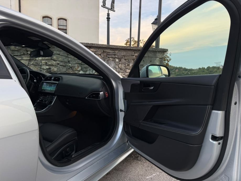 Jaguar XE 2.0D AWD,R SPORT,Panorama,Automatik,Meridian,Kamera,Koža, fotografija 15