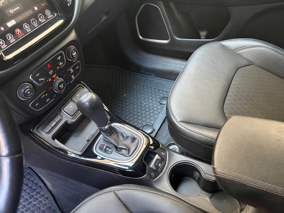 Jeep Compass 1,3 automatik 150ks full oprema, fotografija 9
