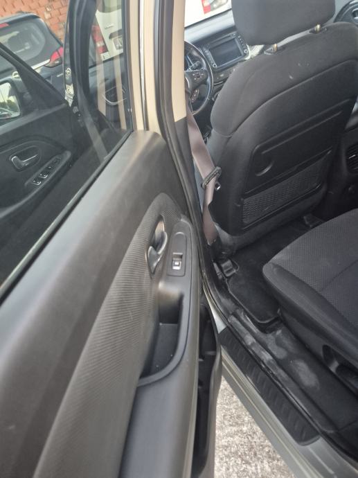 Kia Carens 1,7 CRDi LX eco 7 sjedala, fotografija 12