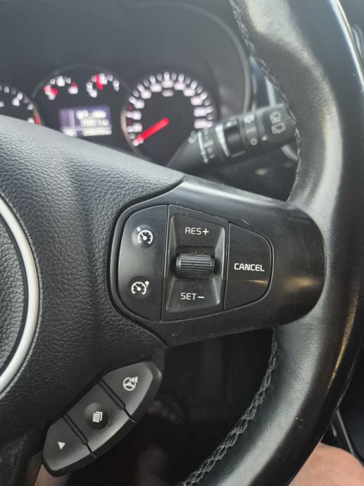 Kia Carens 1,7 CRDi LX eco 7 sjedala, fotografija 15