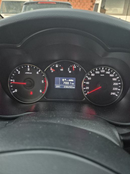 Kia Carens 1,7 CRDi LX eco 7 sjedala, fotografija 16