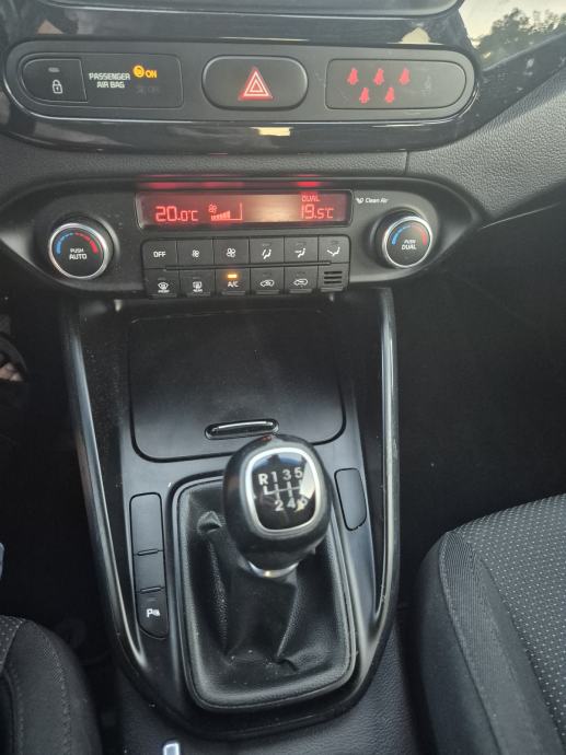 Kia Carens 1,7 CRDi LX eco 7 sjedala, fotografija 17