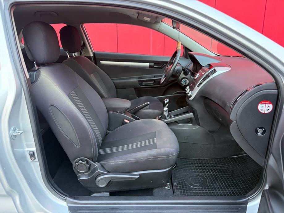 KIA CEE’D 1,6 CRDI 220.000 KM REGISTRIRAN GODINU DANA REDIZAJN!!!, fotografija 8