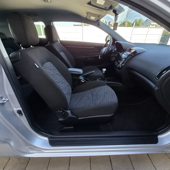 Kia Ceed 1,4 benzinac ● 126.ooo km● Kupljen nov u Hr, fotografija 11