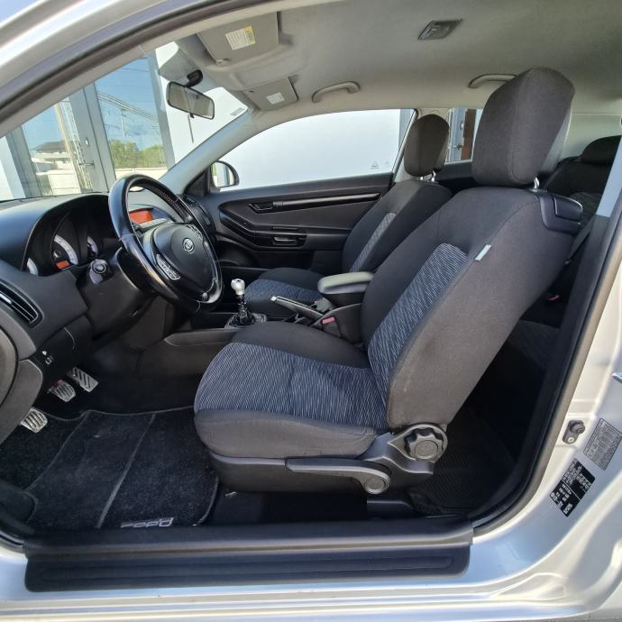 Kia Ceed 1,4 benzinac ● 126.ooo km● Kupljen nov u Hr, fotografija 13