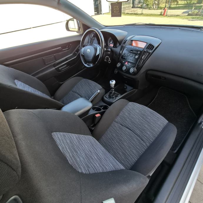 Kia Ceed 1,4 benzinac ● 126.ooo km● Kupljen nov u Hr, fotografija 9