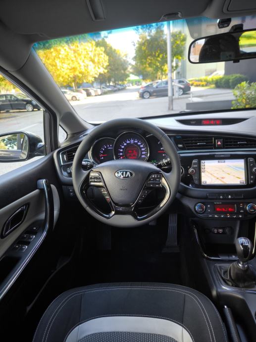 KIA CEED 1.6 CRDI//FULL OPREMA//REG.GODINU DANA//, fotografija 15