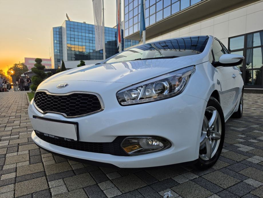 Kia Ceed 1,6 CRDi **LX EDITION**DIG.KLIMA**ALU**SERVISNA**REG 1 GOD**, fotografija 3