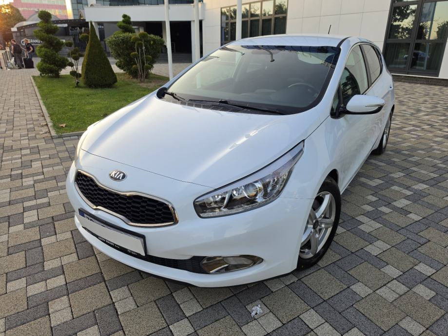 Kia Ceed 1,6 CRDi **LX EDITION**DIG.KLIMA**ALU**SERVISNA**REG 1 GOD**, fotografija 2