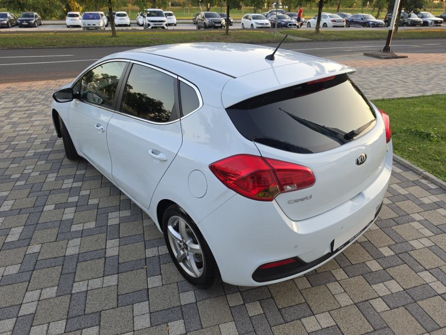 Kia Ceed 1,6 CRDi **LX EDITION**DIG.KLIMA**ALU**SERVISNA**REG 1 GOD**, fotografija 5