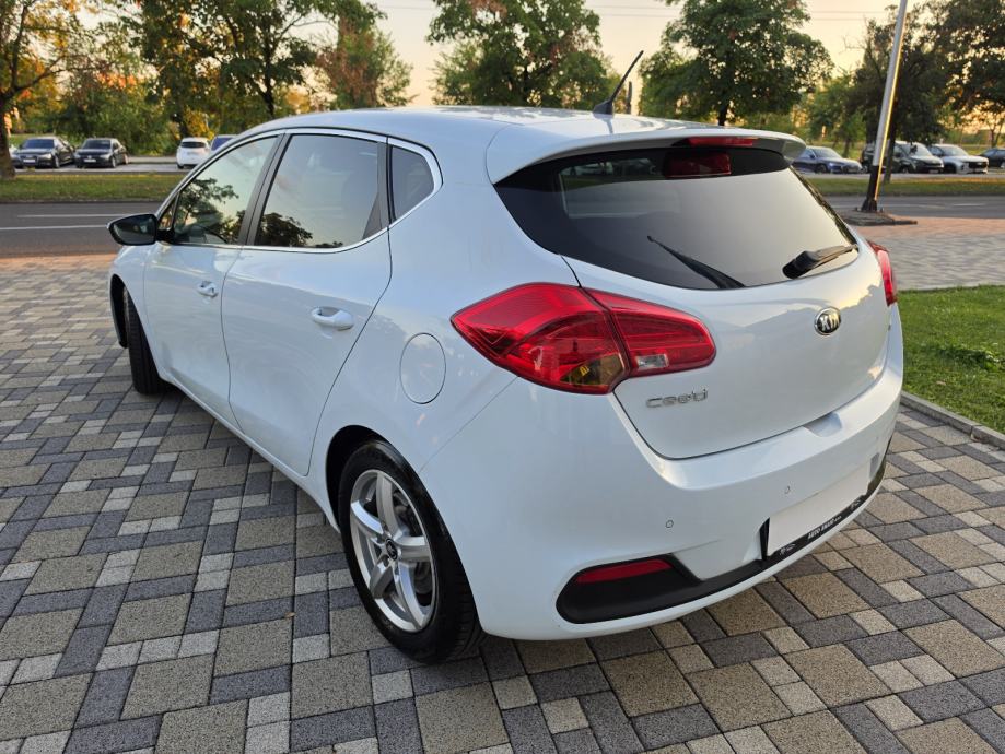 Kia Ceed 1,6 CRDi **LX EDITION**DIG.KLIMA**ALU**SERVISNA**REG 1 GOD**, fotografija 6