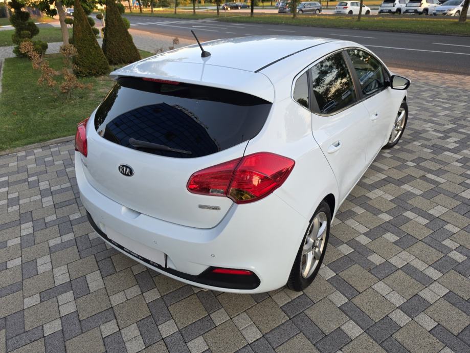 Kia Ceed 1,6 CRDi **LX EDITION**DIG.KLIMA**ALU**SERVISNA**REG 1 GOD**, fotografija 9