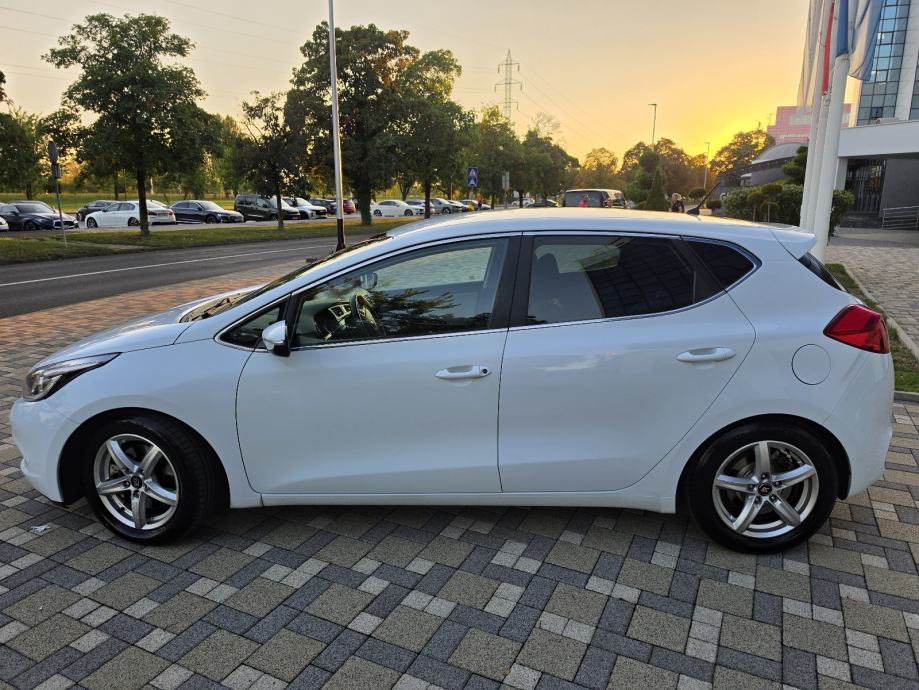 Kia Ceed 1,6 CRDi **LX EDITION**DIG.KLIMA**ALU**SERVISNA**REG 1 GOD**, fotografija 4