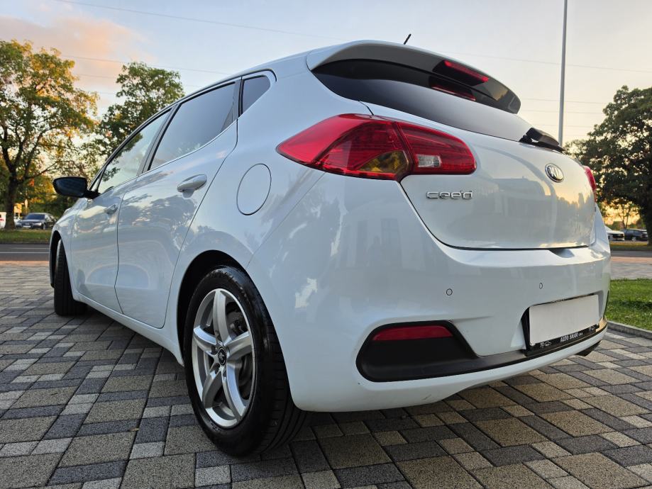 Kia Ceed 1,6 CRDi **LX EDITION**DIG.KLIMA**ALU**SERVISNA**REG 1 GOD**, fotografija 7