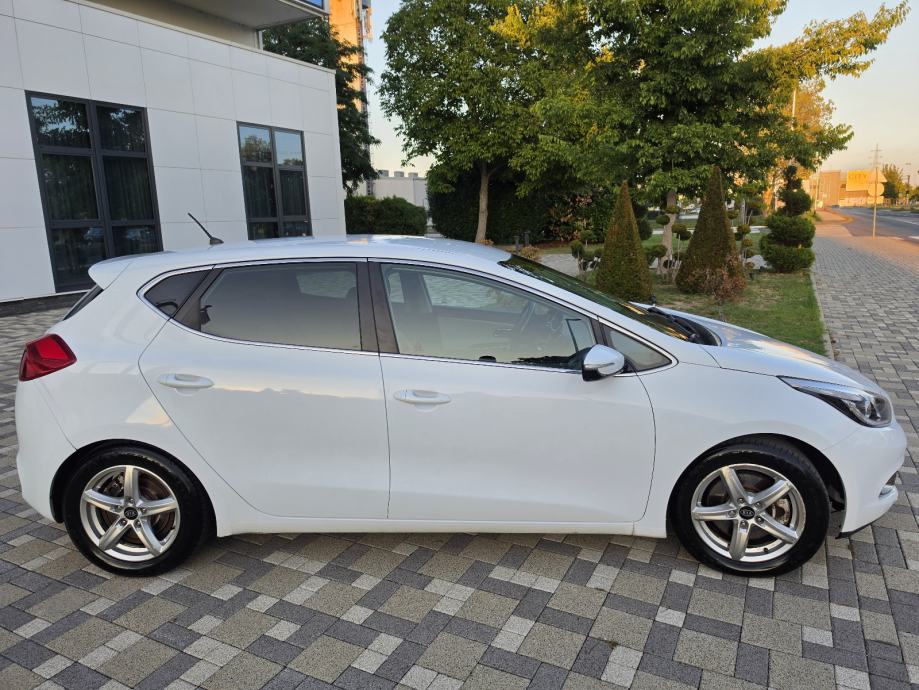 Kia Ceed 1,6 CRDi **LX EDITION**DIG.KLIMA**ALU**SERVISNA**REG 1 GOD**, fotografija 12