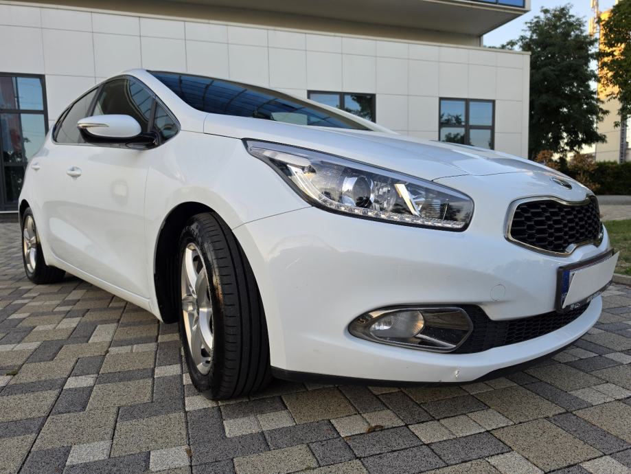 Kia Ceed 1,6 CRDi **LX EDITION**DIG.KLIMA**ALU**SERVISNA**REG 1 GOD**, fotografija 15