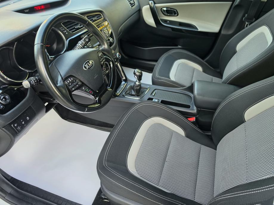 Kia Ceed 1,6 CRDi **LX EDITION**DIG.KLIMA**ALU**SERVISNA**REG 1 GOD**, fotografija 17