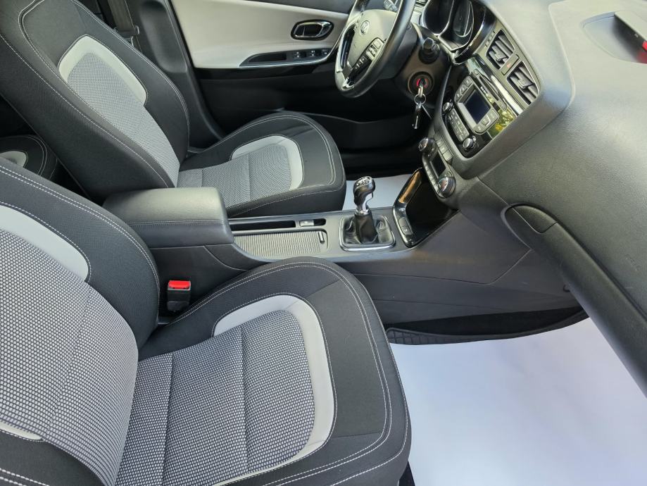 Kia Ceed 1,6 CRDi **LX EDITION**DIG.KLIMA**ALU**SERVISNA**REG 1 GOD**, fotografija 20